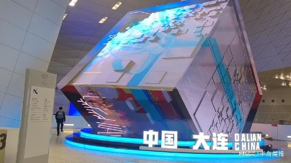 工业展实力 圈粉 高科技产品吸引外宾当场留下联系方式